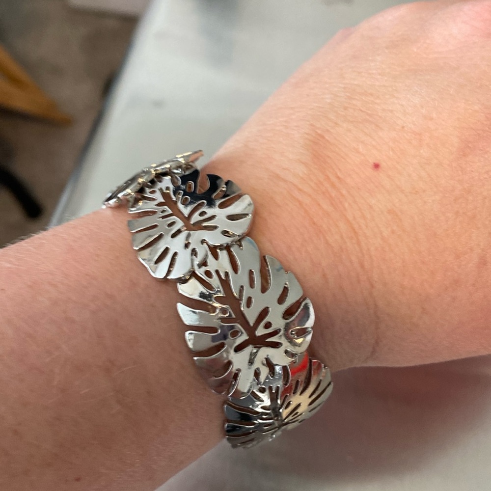 Stretchy leaf bracelet